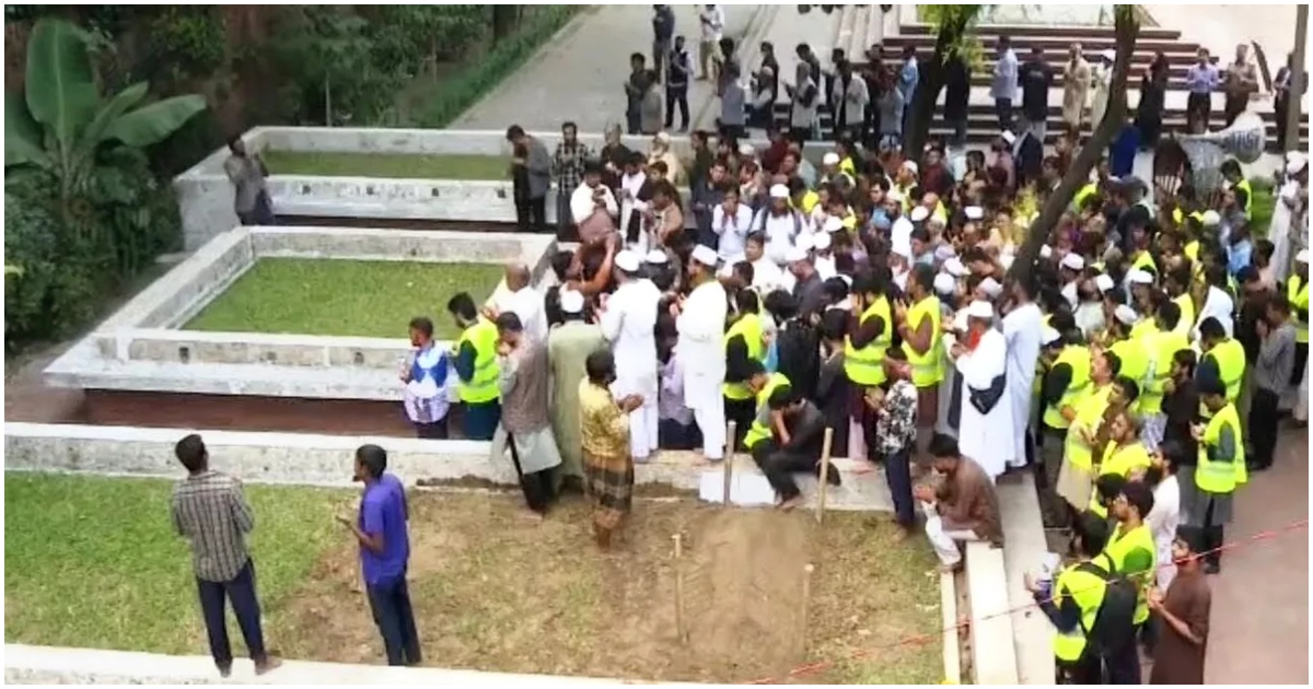 ঢাকা বিশ্ববিদ্যালয়ের কেন্দ্রীয় মসজিদের পাশে শনিবার বিকেল সাড়ে ৩টার দিকে জাতীয় কবির কবরের পাশেই চিরনিদ্রায় শায়িত হন হাদি। ছবি: ইউএনবি